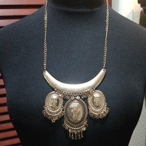 Gold statement necklace‎